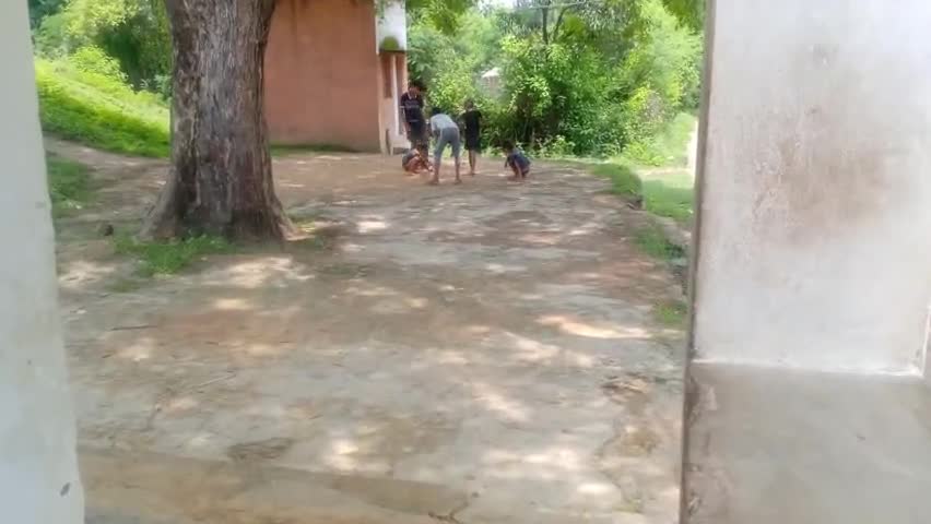 CHILDREN PLAYING BUNTY/BANTI/KANCHA/KANCHI/GOLI

#games #playing #mauhariya #bahari #deosar #sidhi #dewsar #devsar