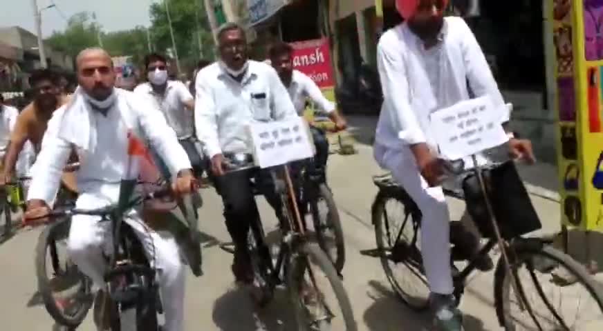 बढ़ रही #तेल_की_कीमतों_के_खिलाफ,डबवाली में कांग्रेस पार्टी के साथियों के साथ आज #साइकिल_यात्रा निकाल कर विरोध..