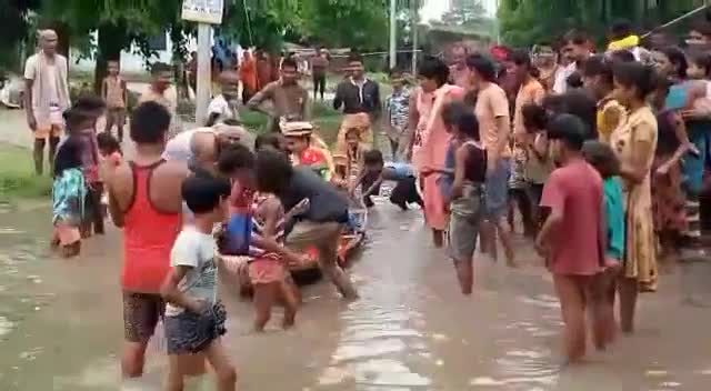 पीपराकोठी: #पूर्वी #चम्पारण #पिपरा कोठी #दक्षिणी धेकहा में बाढ़ में हुआ विवाह जिसका वीडियो वायरल हो रहा है # motihari