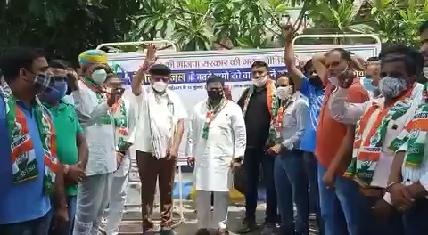पेट्रोल-डीज़ल,रसोई गैस  के बढ़ते दाम के विरोध में #उदयपुर_ग्रामीण ग्क्षेत्र के #गिर्वा ब्लॉक #कांग्रेस का #हस्ताक्षर_अभियान में शामिल हुआ।