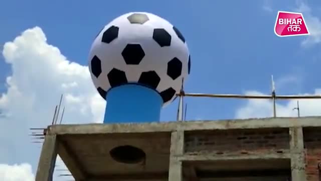Football का ऐसा दीवाना जिसने लाखों खर्च कर छत पर खुद बनाया डमी फुटबॉल | Bihar Tak

#दिशा