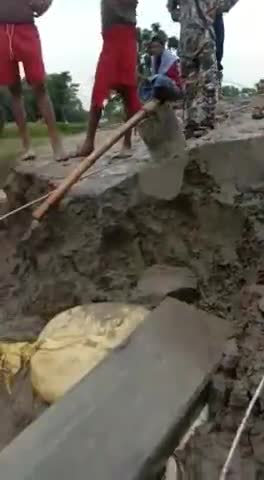 रेवाही में बाढ़ के चपेट से सड़क पुल बिजली के खम्भे ध्वस्त बाबुल इनायत के टीम के मदद से छोटा सा सहयोग।
#babulinayat #Rewahi