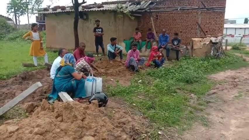 ग्राम चैनपुर में एक जमीन को सामने दिखाकर  बेचने की शिकायत पर राजस्व विभाग के द्वारा जांच टीम स्थल पहुँची#मनेंद्रगढ़