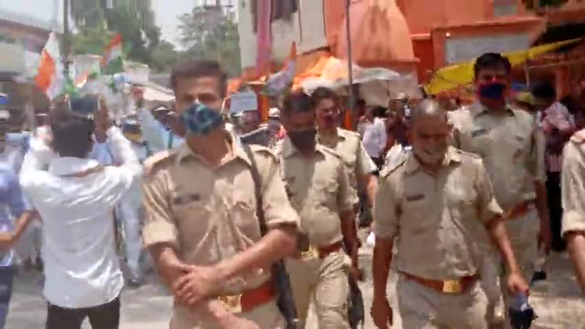 ताली और थाली बजाकर किया कांग्रेसियों ने विरोध प्रदर्शन-#जजलाल_राय_9454185107