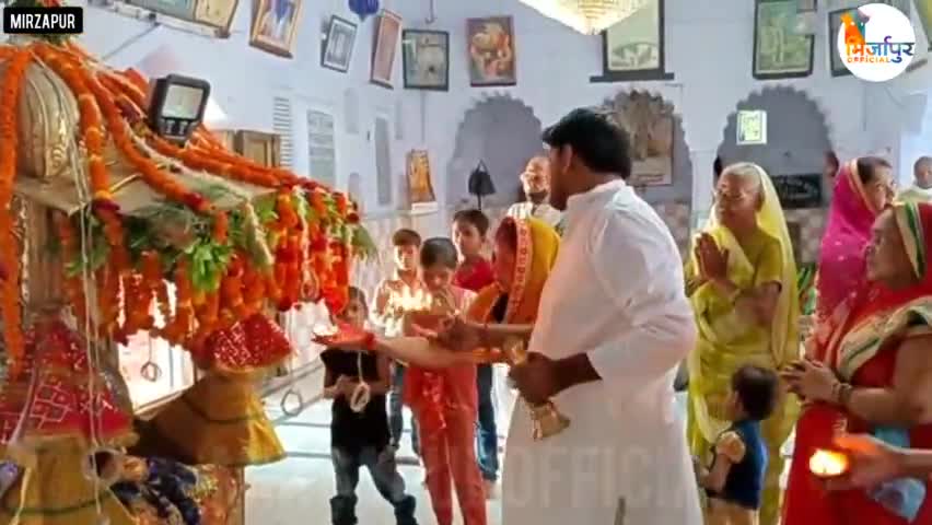 #मिर्ज़ापुर अहरौरा के श्री राधा कृष्ण मंदिर परिसर से निकाली गई भगवान जगन्नाथ भाई बलभद्र बहन सुभद्रा की भव्य रथयात्रा
