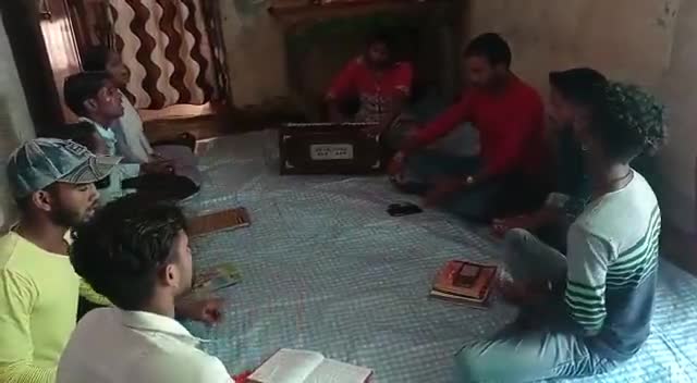 धनघटा: हमारे #संगीत #अकादमी(स्व शीला श्रीवास्तव संगीत अकादमी)में ताली बीट पर थाट #भैरव का रियाज करते हुए बच्चे। (6387269469)