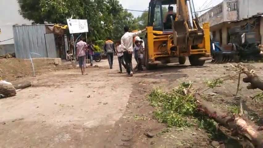 ग्राम छड़ावाद मैं परी माता के मंदिर की तैयारियां की जा रही हे घर के सामने से लीम को जेसीबी से खोद के निकाला#तराना#मंदिर