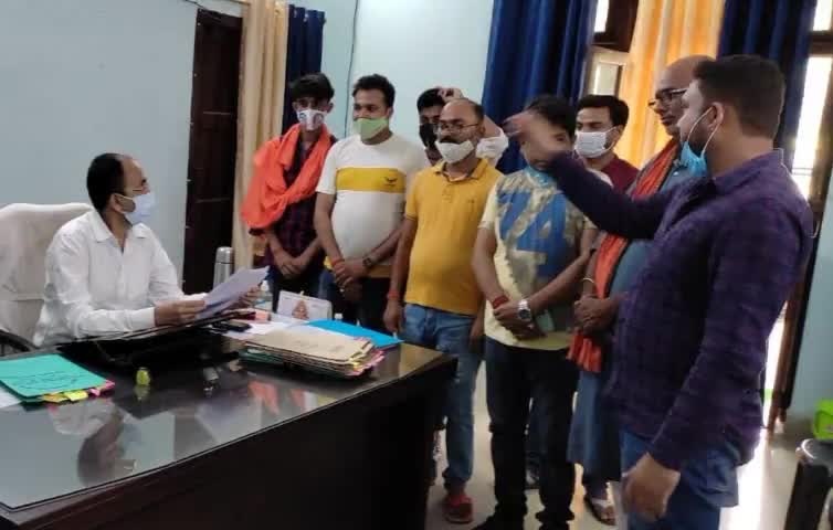 बीते दिनांक!
 थाना चौक स्थित बजरंग बली मंदिर को स्थानांतरण के सम्बन्ध में  #SDO से मिलकर अपनी बातों को रखा।