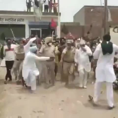 पंजाब के राजपुरा में बीजेपी नेता का किसान साथियों ने किया विरोध l

#FarmersProtest #ModiAgainstFarmers