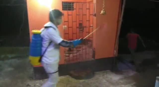 मां भगवती प्राण प्रतिष्ठा को लेकर प्राचीन देवी मंदिर किंजर में सैनेटाइज करते समाजसेवी डॉ. ज्योति प्रसाद #मां_भगवती#