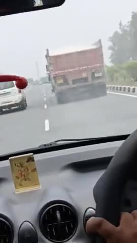 भरतपुर: bharatpur road pr bhut jyada gandki
felayi ja rhi h trailer me se dust udti hui 
vihical ko preshani hui #bharat #nh 21