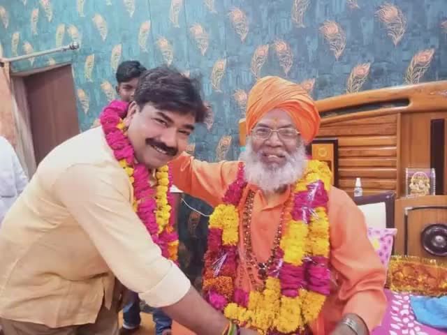 #उन्नाव
#शुक्लागंज
 सदर विधायक पंकज गुप्ता जी को माला पहनाकर जीत की एव उज्जवल कार्यकाल हेतु अग्रिम शुभकामनाएं दी !