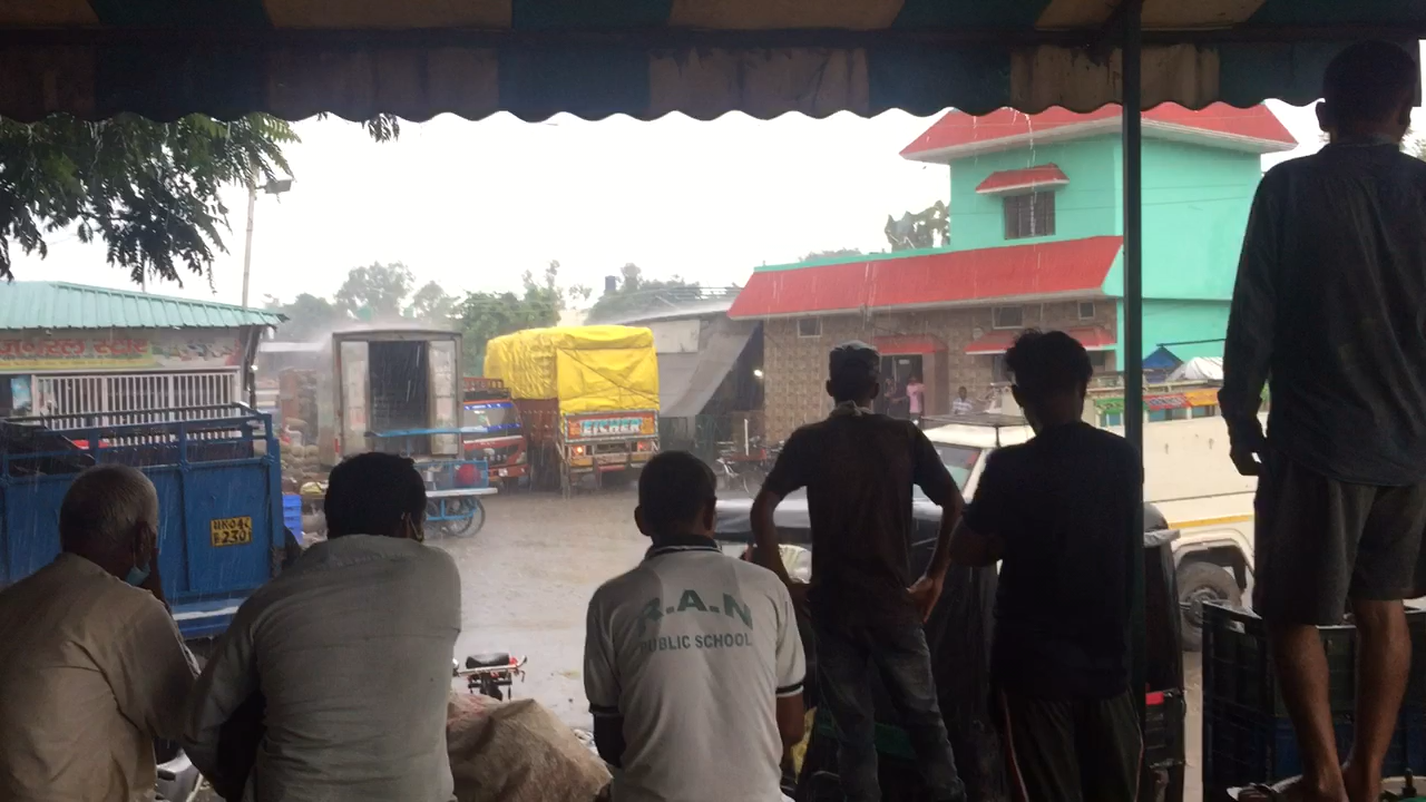 हल्द्वानी: naveen mandi mai tezz barish delhne ko mile hai aj subha @ #barishbanjana