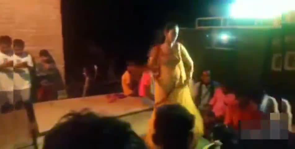 निगोही विकासखंड के गांव मोड़ा कली बार बालाओं का हुआ जबरदस्त डांस इस अवसर पर करो ना प्रोटोकॉल की धज्जियां उड़ाई गई#parti