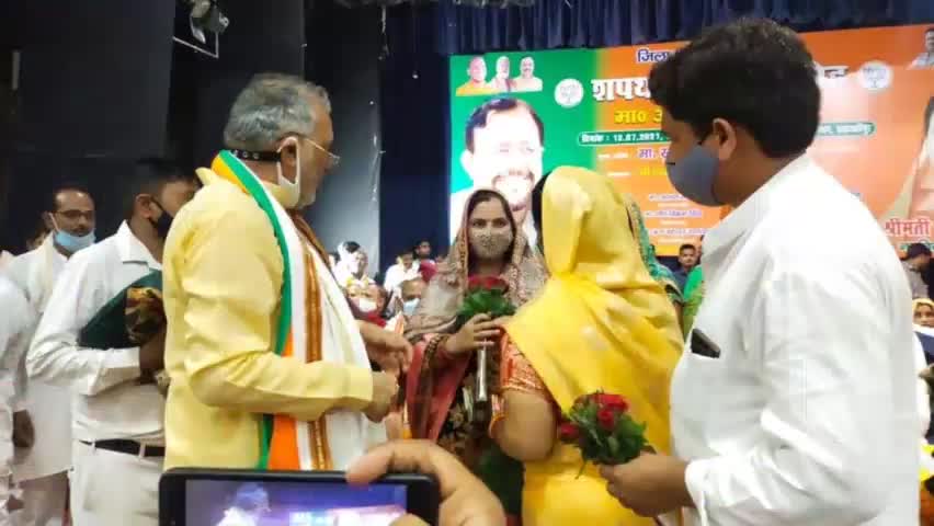 शाहजहांपुर गांधी विकास भवन सभागार में हुए जिला पंचायत अध्यक्ष शपथ ग्रहण समारोह ममता यादव को शपथ दिलाई गई#jilapanchayat
