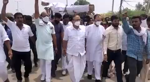 बीकानेर: महंगाई के विरोध में डूडी पेट्रोल पंप पर इंदिरा गांधी ब्रिगेड ने प्रधानमंत्री नरेंद्र मोदी का पुतला फूंका इस दौरान मंत्री कल्ला भी रहे #bikaner #petrol100 #BDKalla #Desial