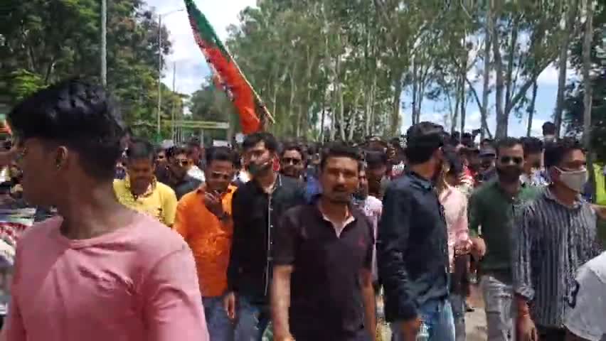 अंबिकापुर: अंबिकापुर , महामाया पहाड में हो रहे अतिक्रमण को देखते हुए बीजेपी कार्यकर्ता द्वारा डीएफओ को गयापन सैपा गया।#sargujanews