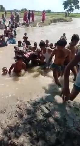 तुम बाढ़ की तरह इश्क करके तो देखो,
हम बिहार की तरह डूब न जाएं तो कहना।
#biharflood2021
#babulinayat