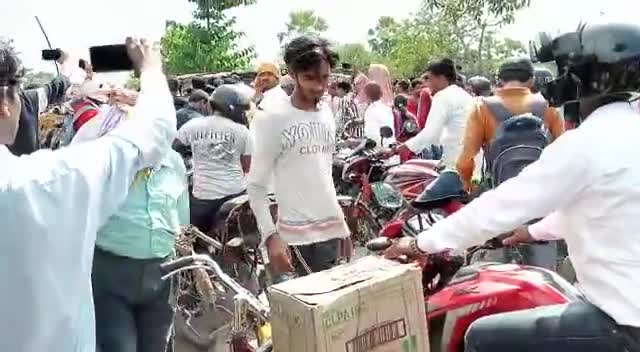 बन्दरा में सड़क जाम, बांध मरम्मत न होने से परेशान लोगों ने किया पिलखी पुल पर जाम। #dmmuzaffarpur