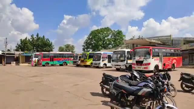 बस संचालकों के हड़ताल से थमे रहे बसों के पहिए, खैरागढ़ में बंद बस व भटकते रहे यात्री #हड़ताल