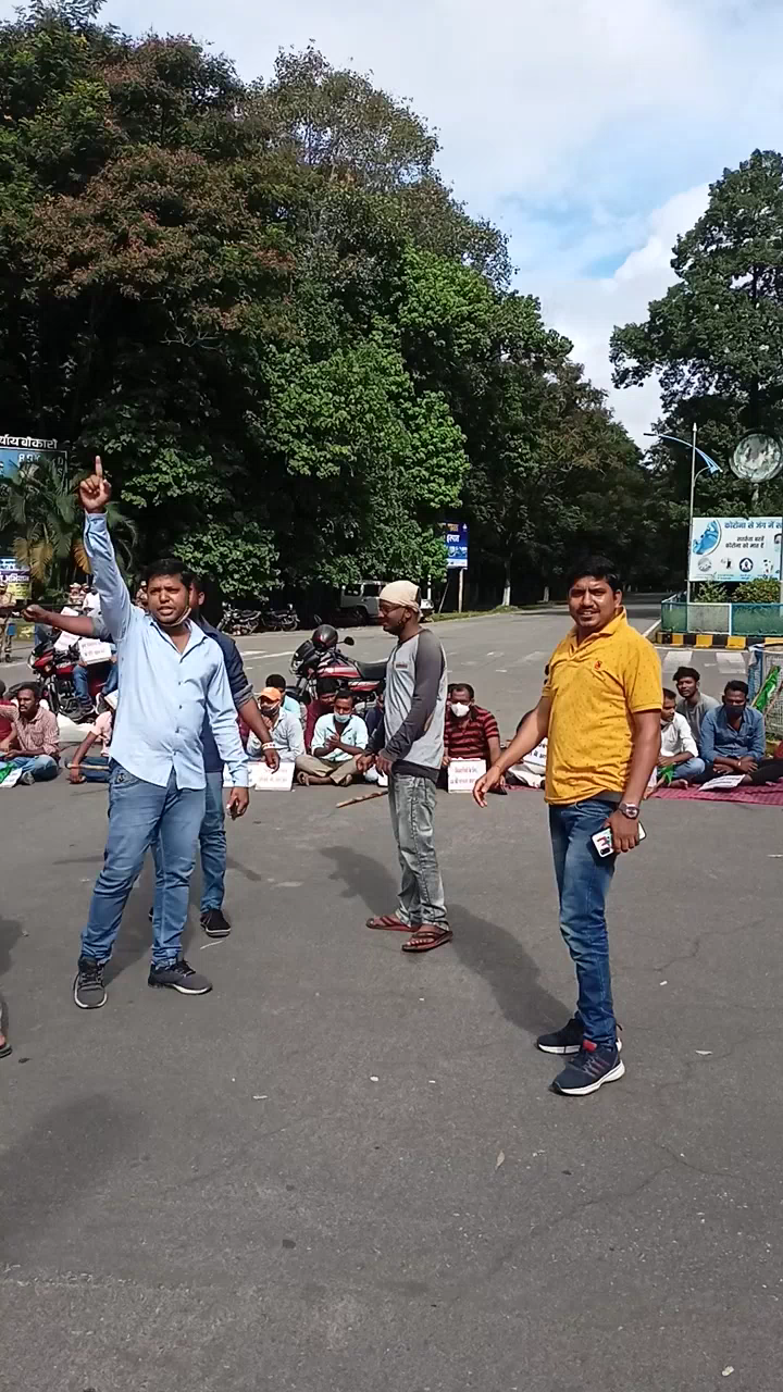 चास: #विस्थापित अप्रेंटिस संघ ﻿BSL के ADM building पर अनिश्चित कालीन धरना दूसरे दिन भी जारी
﻿﻿#bokaroreports 
﻿#biranchi36