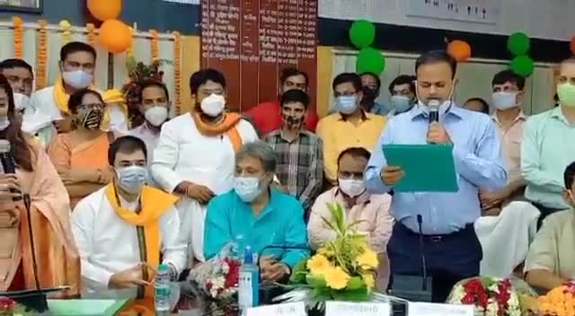 नवनिर्वाचित अध्यक्ष #जिलापंचायत बुलन्दशहर शपथ ग्रहण समारोह में शपथ लेते हुए श्रीमती अंतुल तेवतिया जी।