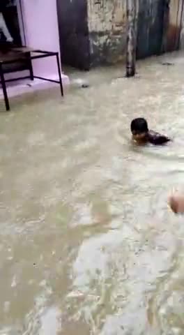 गर्मी के मौसम में बारिस हो और बच्चे बारिस के पानी मे नहाने का मजे ना ले ऐसा हो ही नही सकता.?#Seohara, #Bijnor,