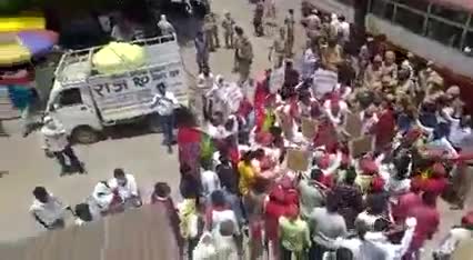 रस्सा नही सकरा बांध लो #योगी_जी लेकिन सपाइयों को रोक पाना असम्भव हैं

Akhilesh Yadav जिंदाबाद
Samajwadi Party जिंदाबाद