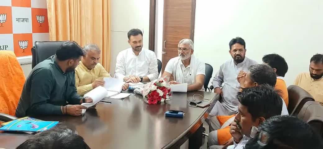 #भगवानदासकबीरपंथी #BJPनीलोखेड़ी
आज भगवानदास कबीरपंथी जी जिला सोनीपत प्रभारी आज bjp कार्यलय पंहुचे जंहा आज जिलाध्यक्ष तीर्