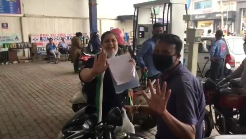 बढ़ते पेट्रोल व डीजल के दामों के विरोध में कांगरर्स ने चलाया हस्ताक्षर अभियान।
#petroldieselpricehike #congress