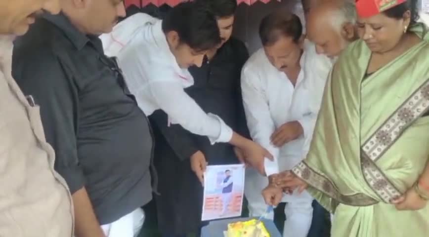 जनाब #मोहम्मद_एबाद भाई का केक काटकर जन्मदिन मनाया!
वरिष्ठ सपा नेता #विजय_सचान जी,
#आमिर_जैदी,आदि नेतागण मौजूद रहे!
Hap