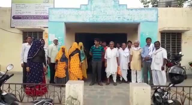#राहुवास:- मंदिर माफी की जमीन से अतिक्रमण हटाने को लेकर ग्रामीणों ने उपखंड अधिकारी और नायब तहसीलदार को सौंपा ज्ञापन।