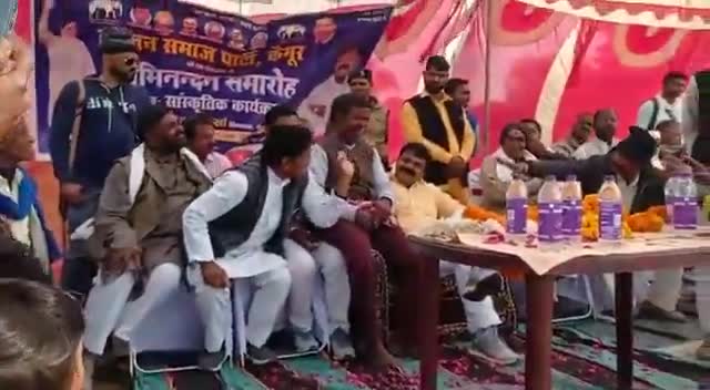 चांद: चैनपुर विधायक के अभिनंदन समारोह में स्वागत गान गाते हुए गायक #रामचरन यादव