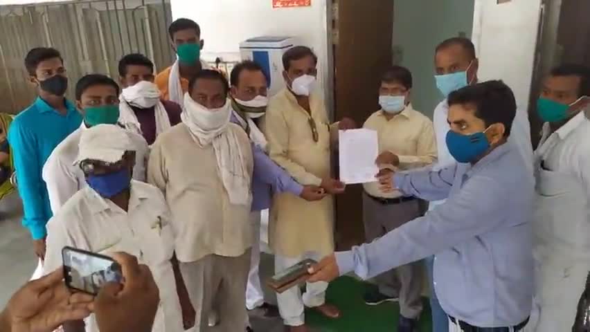 खलीलाबाद: #सीकरी गांव के #प्रधान अनिल देव #चौधरी ने गांव में #साफ-सफाई न करने को लेकर #कलेक्ट्रेट पहुंचकर  #एसडीएम को दिया #ज्ञापन