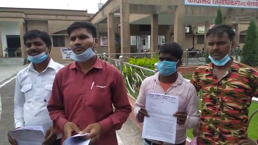 खलीलाबाद: राष्ट्रीय #आदिवासी एकता परिषद के लोगों ने #राष्ट्रपति से संबंधित #कलेक्ट्रेट पहुंच गए #एसडीएम को सौंपा #ज्ञापन।
