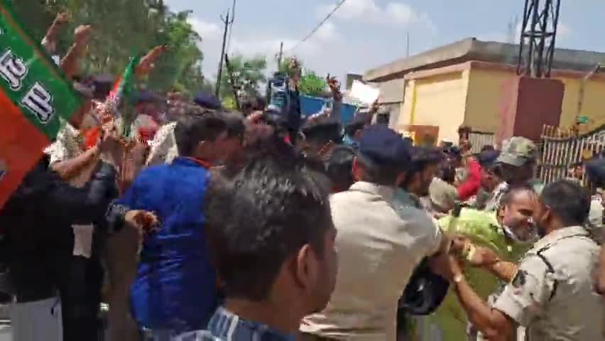 बीजेपी यूवा मोर्चा द्वारा बिजली ऑफिस में घूस कर गायापन देने हुआ पुलीस से बहस#sargujanews