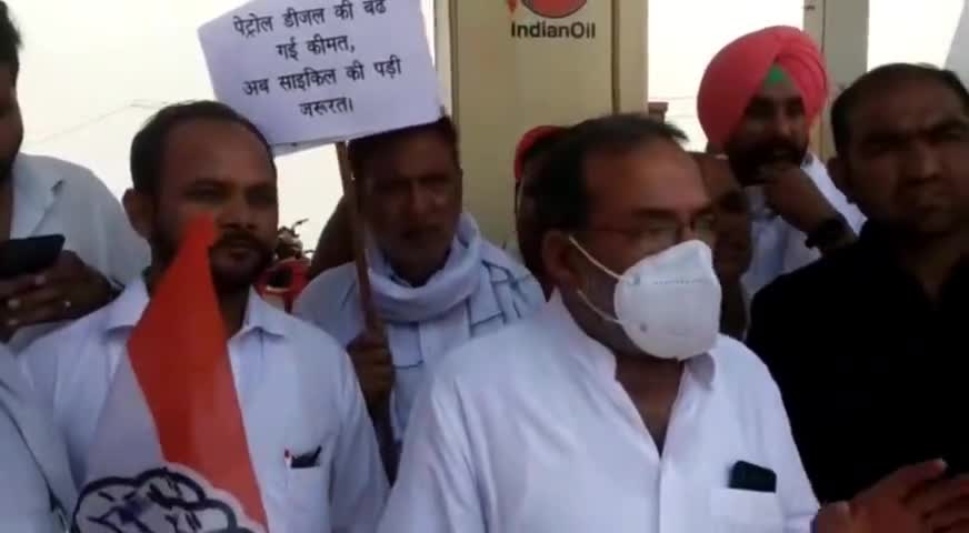बढ़ रही पेट्रोलियम पदार्थों की कीमतों के खिलाफ, वरिष्ठ कांग्रेस नेता डॉ केवी सिंह जी के नेतृत्व में #हस्ताक्षर_अभियान..