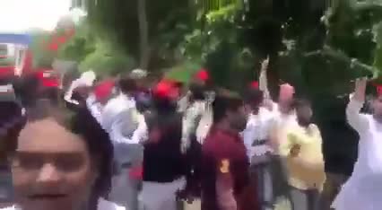 आगरा में सपा कार्यकर्ताओं ने लगाया देशविरोधी नारा सपा ने आगरा में धरने के वक्त पाकिस्तान के नारे लगाए#देशविरोधी#crimenw