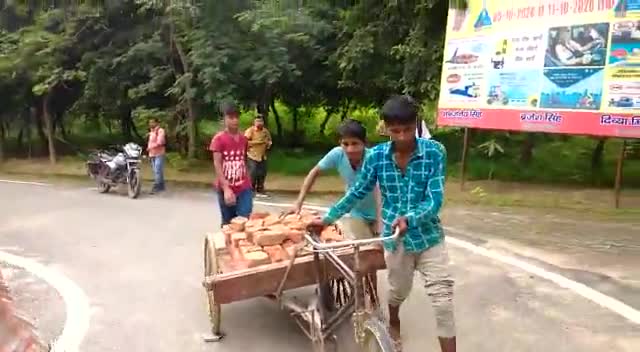 खलीलाबाद: खलीलाबाद #कलेक्ट्रेट परिसर में बन रहे निर्वाचन विभाग की विल्डिंग में काम कर रहे नाबालिग बच्चे
जिम्मेदारों ने साधी चुप्पी