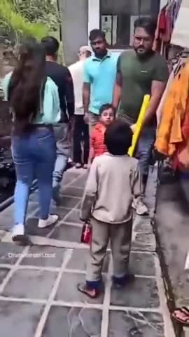एक बच्चे किस तरह सभी को मास्क नही लगाने पर क्लास ले रहा.. आप भी देखें वीडियो.. 

#UseMask #StayHome #staysafe