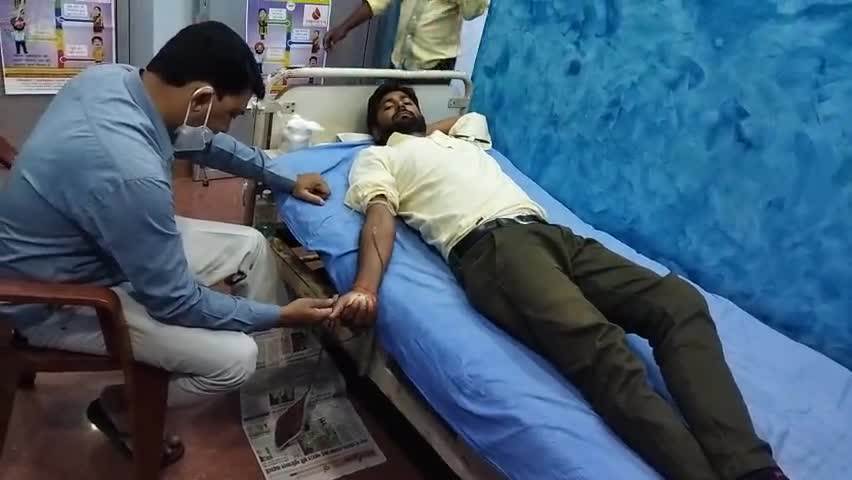 #सेवा_परमो_धर्म
मैंने पांचवीं बार रक्त दान एक असहाय बच्ची के लिए किया साथ में बच्ची से मिल कर फल भी प्रदान किया।
🙏🙏🙏