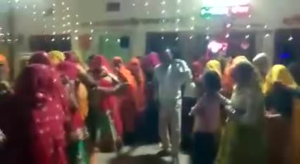 #महवा:- शादी समारोह में पूर्व मंत्री गोलमा देवी जी के सम्मान में गायक प्रहलाद कालवान ने सुनाया मीणा गीत।