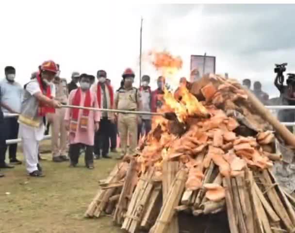 असम के मुख्यमंत्री ने 103 किलो गांजा के साथ करोड़ों के ड्रग जलाए शेयर करी तस्वीरें #ड्रग