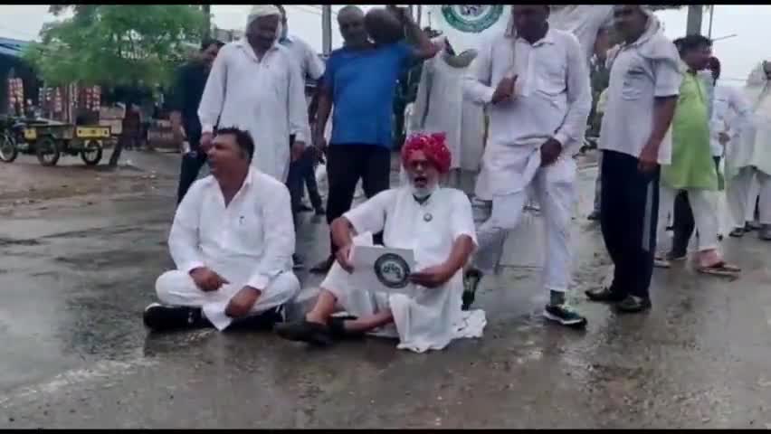 थानेसर: कुरुक्षेत्र-  कृषि कानूनों के समर्थन में किसानों का प्रदर्शन, गुरनाम सिंह चढूनी का फूंका पुतला
#kisanprotest