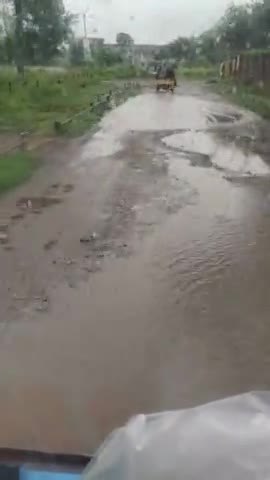 यू पी गड्ढा मुक्त मुबारक हो सबको  बहेरी से अर्शिया बोझ का रास्ता #bareilly_news