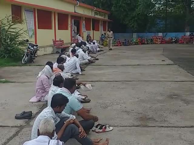 खिरकिया: खिरकिया मंडी मुख्य टीका केंद्र के बहार लगी सुबह 7 बजे से भीड़ #खिरकिया मंडी