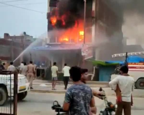 कन्नौज छिबरामऊ में कस्बा निवासी जितेंद्र शर्मा की फर्नीचर की दुकान में लगी आग आग से करोड़ों रुपए का नुकसान#फायरब्रिगेड