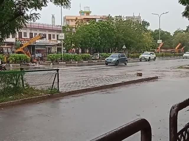 सांगानेर: #सांगानेर के इंडिया गेट सीतापुरा मे सुबह से शानदार बारिश होती हुई!!