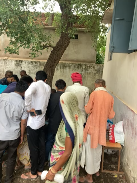गुनौर: ग्राम पंचायेत सलेहा में veccinationcenter में corona guidelineकी उड़ीधज्जिया कोई भी प्रसासनिक कर्मचारी मौजूद नही 
#thirdwave careless people  #idealnews