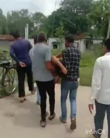 उस स्वास्थ्य केंद्र #शिकारगंज मैं करोना टीका लगाते समय एक युवती अज्ञात कारणों से हुई बेहोश
